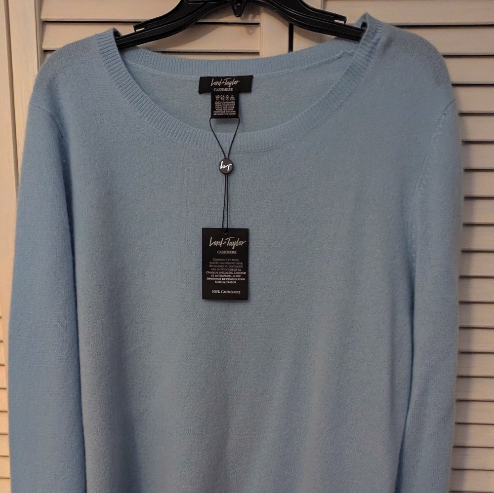 Lord & Taylor Soft Blue Crewneck Sweater XL new W/Tag For Men Or For Women - Picture 4 of 4